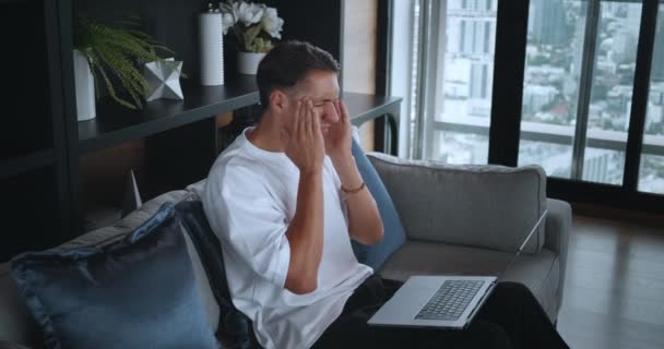 Mężczyzna Kanapie Laptopem Symbolizuje Relaksujący Styl Życia Jak Dzień Się — Wideo stockowe