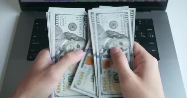 Händerna Minutiöst Räkna 100 Oss Dollarsedlar Mot Bakgrund Öppen Bärbar — Stockvideo