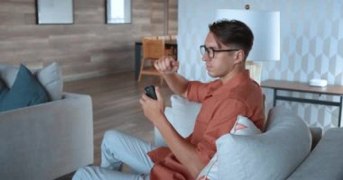 Erkek koltuğu telefonu kapatır, düşünceyi kaybeder, modern düşünce. Yansıma hızlı tempolu, sabit bağlantı, anlık içgözlem. dijital bağlılık kişisel alan düşünce çağdaş hayat