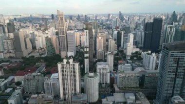 Bangkok, Tayland - 01 Şubat 2024: Bangkoks gökdelenlerinin hava görüntüsü. Şehir ışıklarıyla yıkanan gökdelenler Bangkoks 'un büyük şehir gökdelenlerinin mimari hırsı gezginleri cezbediyor.
