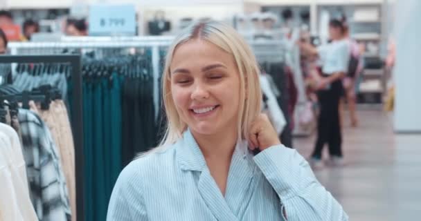 カメラを見ている衣料品店で笑っている女性の肖像画 女性の幸せな若い買い物客は ショッピング 経験のインスピレーションのプロセスを楽しみ ハイファッションの世界の傾向とスタイルの傾向に従います — ストック動画