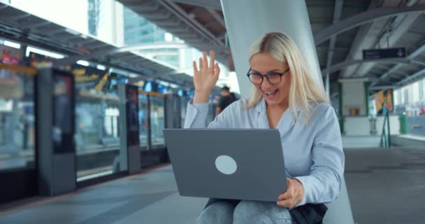 Frau Chattet Mit Laptop Auf Bahn Bahnsteig Frau Winkt Mit — Stockvideo