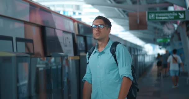 混乱的游客从背包上取下 进入地铁车厢 人们来到一个陌生的城市 决定乘地铁去观光 乘地铁到城市任何地方的交通运输概念 — 图库视频影像