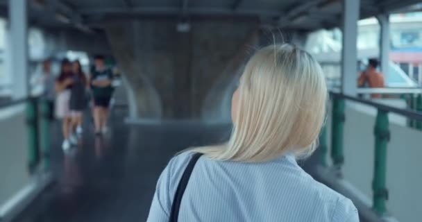 女人在城市的地铁里散步 回溯拍摄 快乐而积极的女人 舞姿开朗 在街上 桥上漫步 快乐积极乐观的情绪情绪 — 图库视频影像