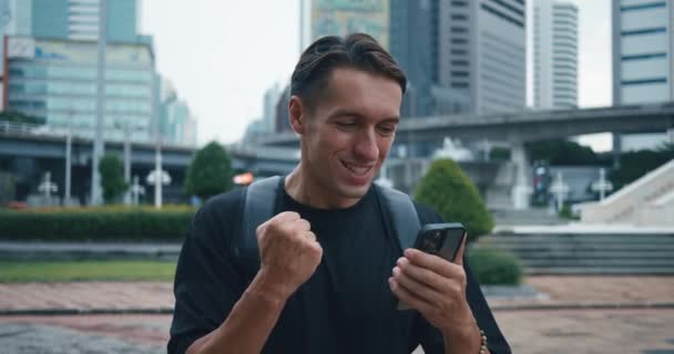 Glückliche Millennial Mann Touristen Mit Rucksack Glücklich Erhalten Gute Nachrichten — Stockvideo