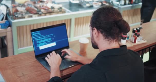 직장에서 전문가 소프트웨어 기술적 해결에 관련된 프로그래머 전문가는 카페에 앉아서 — 비디오