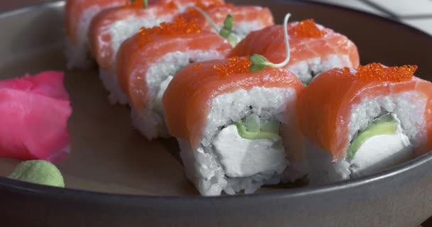 Sushi Set Californië Van Zalm Rijst Kaviaar Bord Sushi Bar — Stockvideo