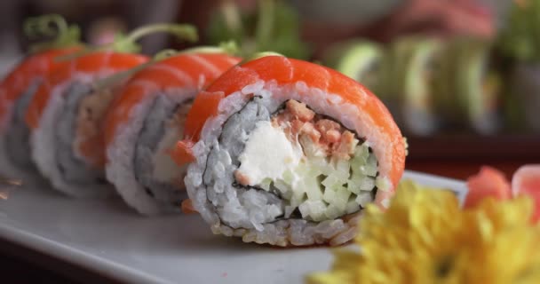 Κλείστε Ρολά Σούσι Σερβιρισμένα Πιάτο Στο Εστιατόριο Παραδοσιακό Ιαπωνικό Φαγητό — Αρχείο Βίντεο