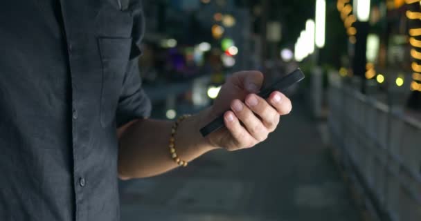 Närbild Manliga Handen Håller Smartphone Surfa Internet Stadens Gata Med — Stockvideo