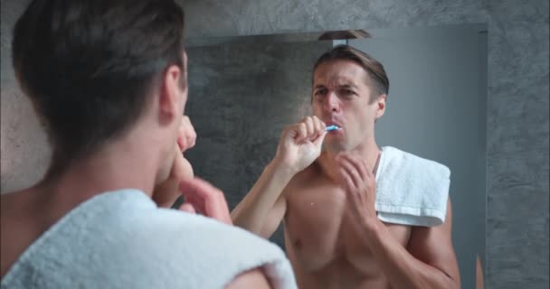 Homme Attrayant Brosse Les Dents Dans Salle Bain Matin Alors — Video