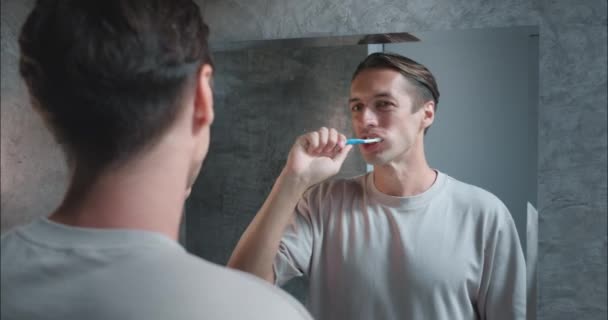 歯科ケアは 男性が歯のトイレをブラシをかけている最前線にあります 閉じる 歯の健康歯科保存のための口腔衛生を強調します 口腔衛生 レジメン 口腔衛生 — ストック動画