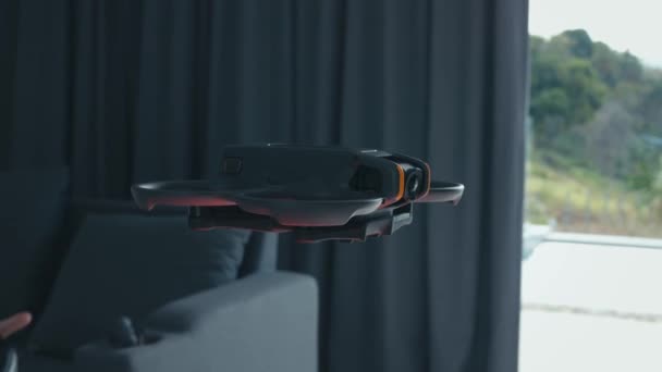 Drone Voando Dentro Casa Close Ferramenta Poderosa Para Imagens Aéreas — Vídeo de Stock