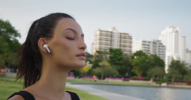 Huzurlu bir kadın bulmak, meditasyon yaparken gözleri kapalı meditasyon yapar. Zihni, meditasyonla dinginleşir. Meditasyon yapan kadın, meditasyonla ruhsal denge kuruyor.