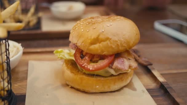 Cheeseburger Geserveerd Restaurant Met Knapperige Frietjes Close Cheeseburger Sappige Rundvlees — Stockvideo