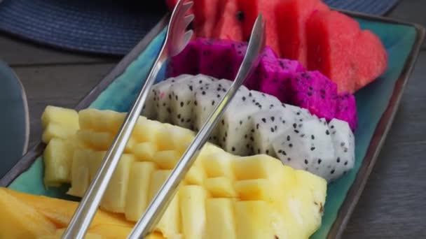 Κοντινές Φέτες Μάνγκο Φρούτα Δράκο Φρούτα Ανανά Πιάτο Ζωντανή Θρεπτική — Αρχείο Βίντεο