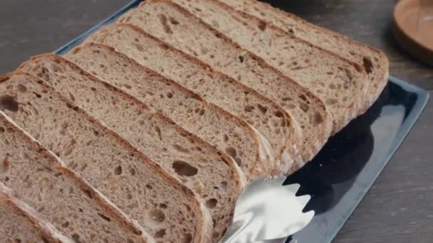 Нарезанные Куски Черного Хлеба Аккуратно Поднос Здоровой Ароматной Пищи Черный — стоковое видео