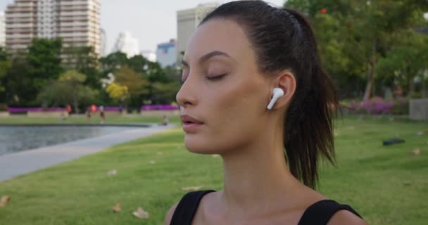 여자는 공원에 참여한 호흡기 여성은 선명도 전반적인 호흡을 재배하기 호흡의 — 비디오
