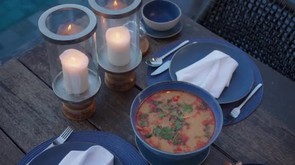 Ρομαντικό Δείπνο Υπό Φως Των Κεριών Εστιατόριο Νόστιμο Φαγητό Ρομαντισμό — Αρχείο Βίντεο