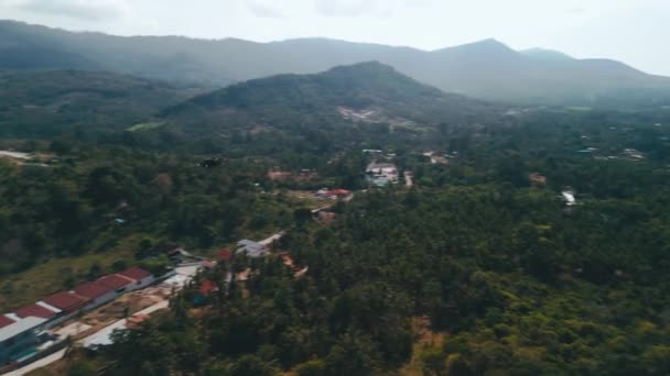 Dron Zachycuje Majestátní Pohled Přírodu Velké Hory Rozlehlé Zeleně Nepostradatelný — Stock video