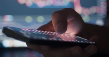 Cep telefonu alım satımına yakın çekim. İşadamı dijital borsa cep telefonu ekranında bitcoin fiyat tablosunu kontrol ediyor. Telefon üzerinden alım satımında fiyat değişimi şeması kavramı
