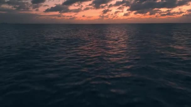 Portakal Rengi Günbatımı Okyanus Tropikal Doğanın Üzerinde Işıldıyor Güzellik Turuncu — Stok video