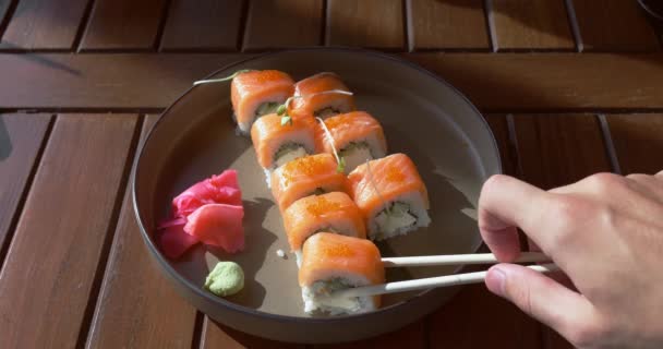 Handen Plockar Upp Sushi Med Ätpinnar Fantastisk Smakfull Aptitretande Sushi — Stockvideo