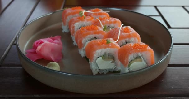 Set Sushi Pasto Giapponese Sul Piatto Zenzero Wasabi Sushi Filadelfia — Video Stock