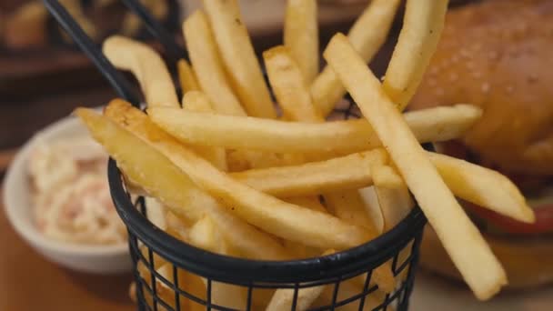Batatas Fritas Douradas Servidas Lado Restaurante Hambúrgueres Suculentos Fast Food — Vídeo de Stock