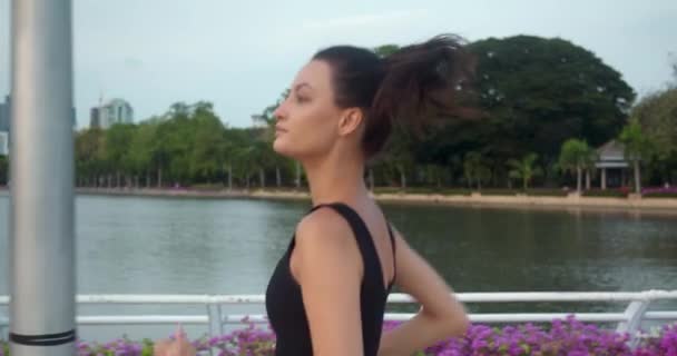 Жінка Спортсменка Міського Парку Веде Активний Спосіб Життя Озері Ритмічний — стокове відео