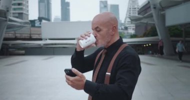 Çevrimiçi dijital iş adamı iş ortakları cep telefonuyla konuşuyor. Çevrimiçi diyalog yazışmaları modern iş uygulamalarının şekillendirilmesinde çevrimiçi iletişimin ayrılmaz rolünü yansıtır.