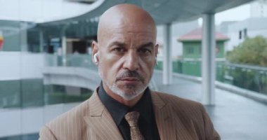 Kameraya özgüvenle bakan yakışıklı bir adam, kendine güvenen iç huzuru yansıtır. Hedeflerin takibi, sakin bir özgüven duygusu. Huzur ve sarsılmaz güven