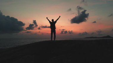 Günbatımında turuncu kolları olan biri ufuk çizgisinde kaybolur ve canlı turuncu tonlarda gökyüzünü boyar. Turuncu doğal gün batımı, plajda rahatlamak için yüreği hayranlıkla doldurur.