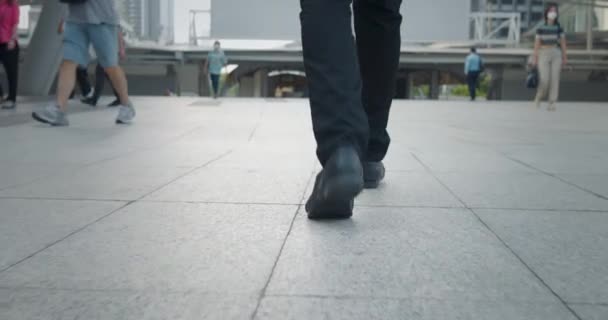 有礼貌的步子男人商务西裤鞋典雅的权威 步行人行横道自信决定成功的商业 城市景观 — 图库视频影像