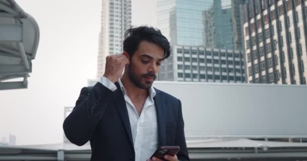 Geschäftsmann Business Anzug Geht Durch Die Stadt Und Tippt Handygespräche — Stockvideo