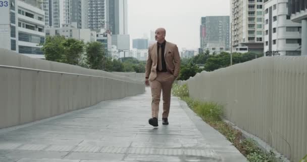 Handsome Older Person Business Suit Moves Walk Urban City Stepping — 图库视频影像
