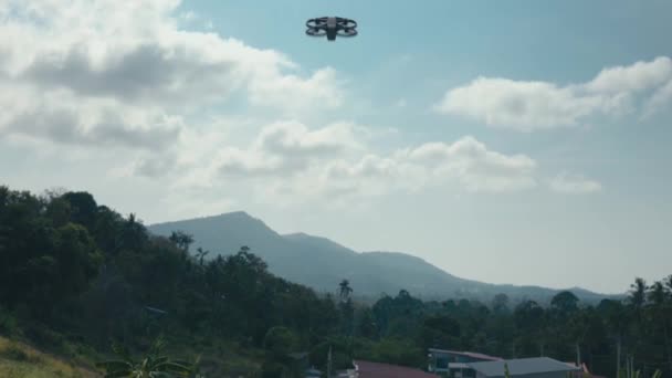 Quadcopter Rejestruje Zapierające Dech Piersiach Widoki Góry Natury Bujnej Zieleni — Wideo stockowe