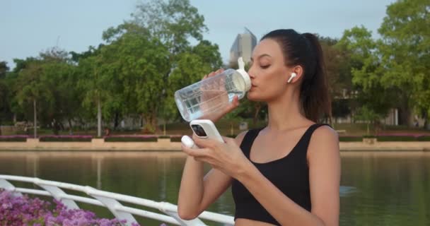 Mujer Toma Momento Agua Potable Comprobar Teléfono Ciudad Parque Que — Vídeo de stock