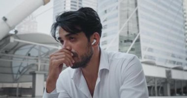 Ortadoğulu adam, şehrin sokaklarındaki duygu bozukluklarının parmakları yüzün yanında oturuyor. Duygusal stres, arzularını tatmin edememiş, hırs peşinde koşan, orta yaşlı bir erkek, sıkıntılarla boğuşuyor.