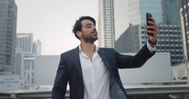 Şehir sokakları yetişkin adam sohbetleri için uygun. Video iletişim cep telefonu. Kentsel kaos arkadaşlığı güçlendiriyor. Dijital arayüzün her tıklamasında fiziksel mesafeyi aşıyor.