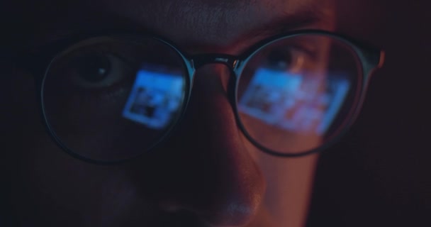 Allvarlig Titt Genom Glasögon Tusenårig Man Ser Reflektion Datorskärm Medan — Stockvideo