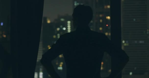 Człowiek Cień Sylwetka Stoi Panoramiczne Okna Apartament Widokiem Niesamowite Metropolii — Wideo stockowe