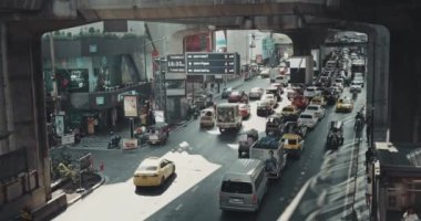 Bangkok, Tayland - 05 Mayıs 2024: Bangkoklar metropol yollarından geçen hareketli caddeler. Şehir megapolis dinamizm enerjisi metropolün canlı kalp atışları