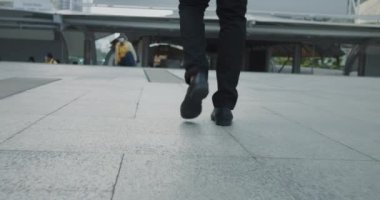 Kendine güvenen yürüyüş işadamı ayakları şehrin sokaklarında yürüyen ayakkabılar. İş adamı ayakları yürüyen sokak işi elbisesi profesyonellik sofistike iş dünyasının seçkin şahsiyeti