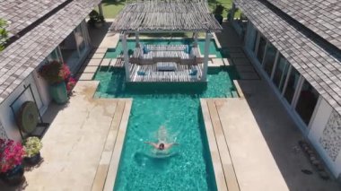 Muhteşem sahil inzivası. Özel havuz manzarasında yüzen büyük villa adamı. Havuzu olan lüks, büyük bir villa. Huzurlu bir kaçış. Havuzda yüzen, aktif bir yaşam tarzı olan, hoşgörülü bir rahatlama ile birleştirilmiş.