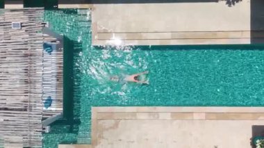 Lüks villa özel havuzcu aktif rahatlama için yüzüyor. Lüks villa sükunet, sofistike rahatlama havuzda yüzmeyi canlandıran erkekler hareketli aktif yaşam tarzının özünü temsil eder.
