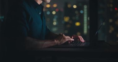 İnsan figürü bilgisayar ekranı programlama programlama programlama elleri önünde oturur. Programcı, satırları yazıp klavye tuşuna basar. Dizüstü bilgisayarı programlayan kişi gece yarısı ev ofisi