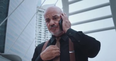 Müdür Bey iş merkezindeki telefonda ciddi bir sorunla ilgili konuşuyor. Hareketli jestler ve yüz ifadeleri tartışmanın ciddi bir sorun olduğunu gösteriyor. İş sorunları telefonla çözülüyor