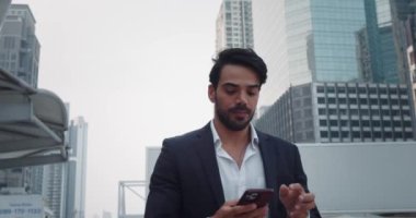 Milenyum işadamı klasik iş kıyafetleri telefon görüşmeleri profesyonellik güven dolu sokaklar titizlikle karmaşık iş planlarını tartışıyor. İş adamı şehir sokaklarında yürüyor