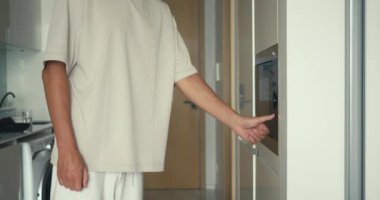 Yiyecekler mikrodalgadan insanlara, hızlı verimli ısıtma modern teknolojisine, temel mutfak aletlerine gidiyor. Mutfak mikrodalgası modern rahatlıkla yemekleri ısıtıyor.