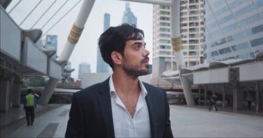 Gülümseyen, kendinden emin ve başarılı bir girişimci şehir merkezi. Görünüş, başarıyla enerji ve memnuniyet yayar. Gökdelenleri çevreleyen gökdelenler iş başarısını simgeliyor